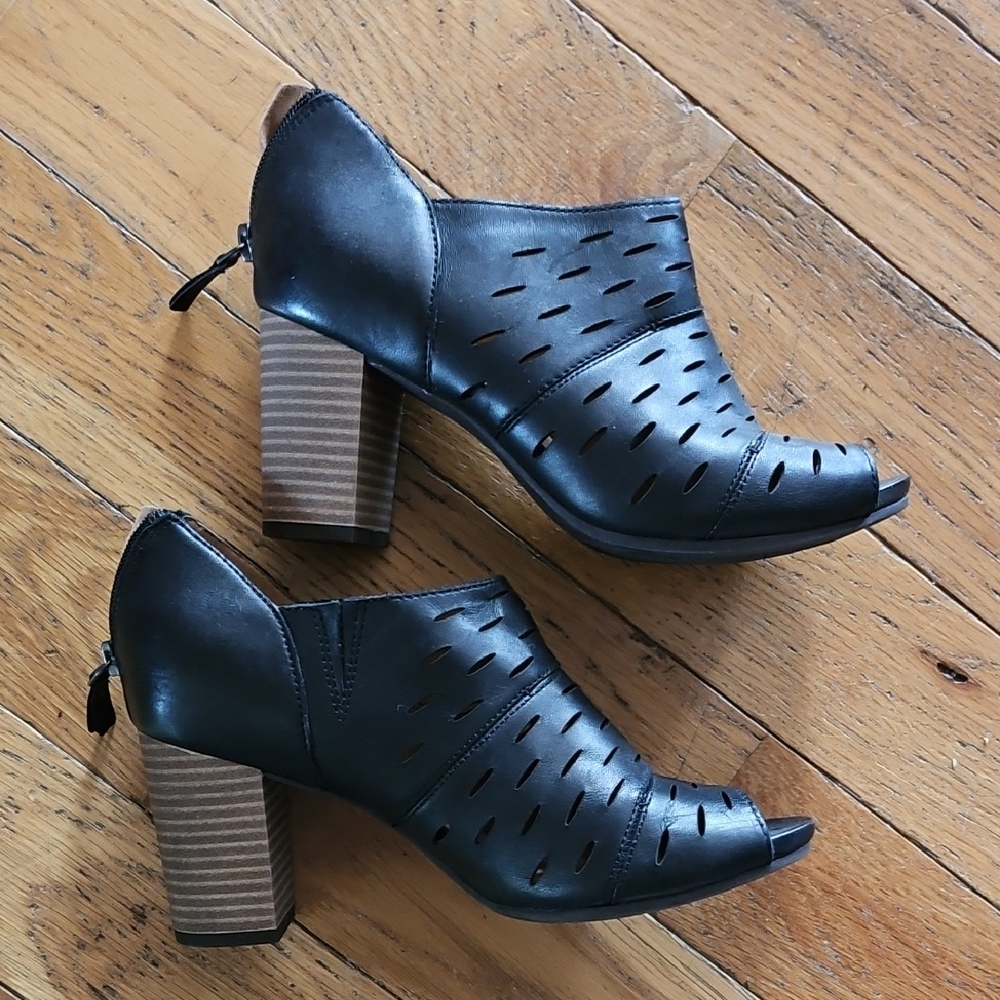 Clarks Okena Sass Leather Booties Soft Cushion Size 8